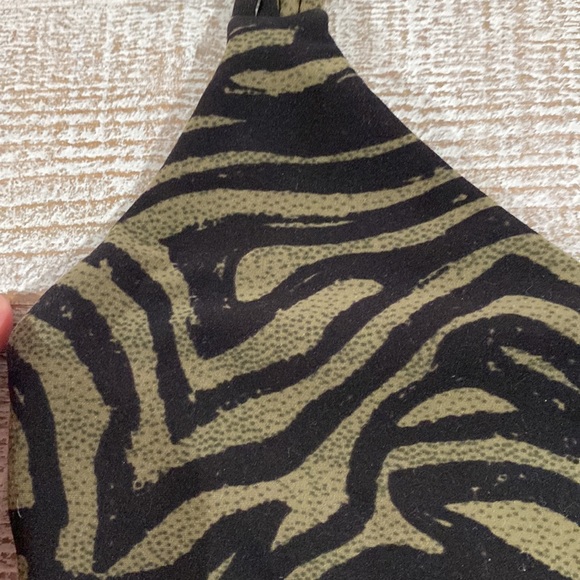 LORNA JANE Size XS Crop Excellent Cond ZEBRA - Picture 2 of 4